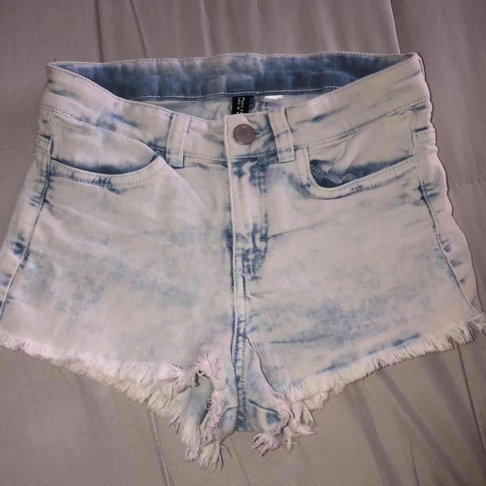 Adorable light wash shorts!